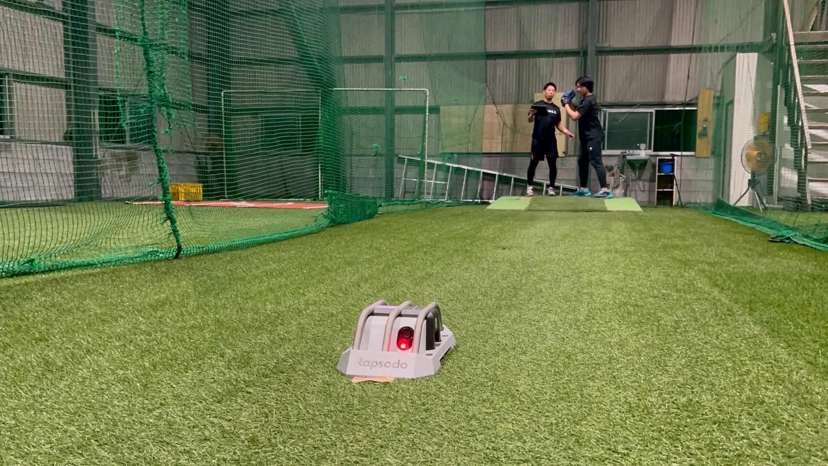 BASEBALL ONEで動作解析と測定を行う様子