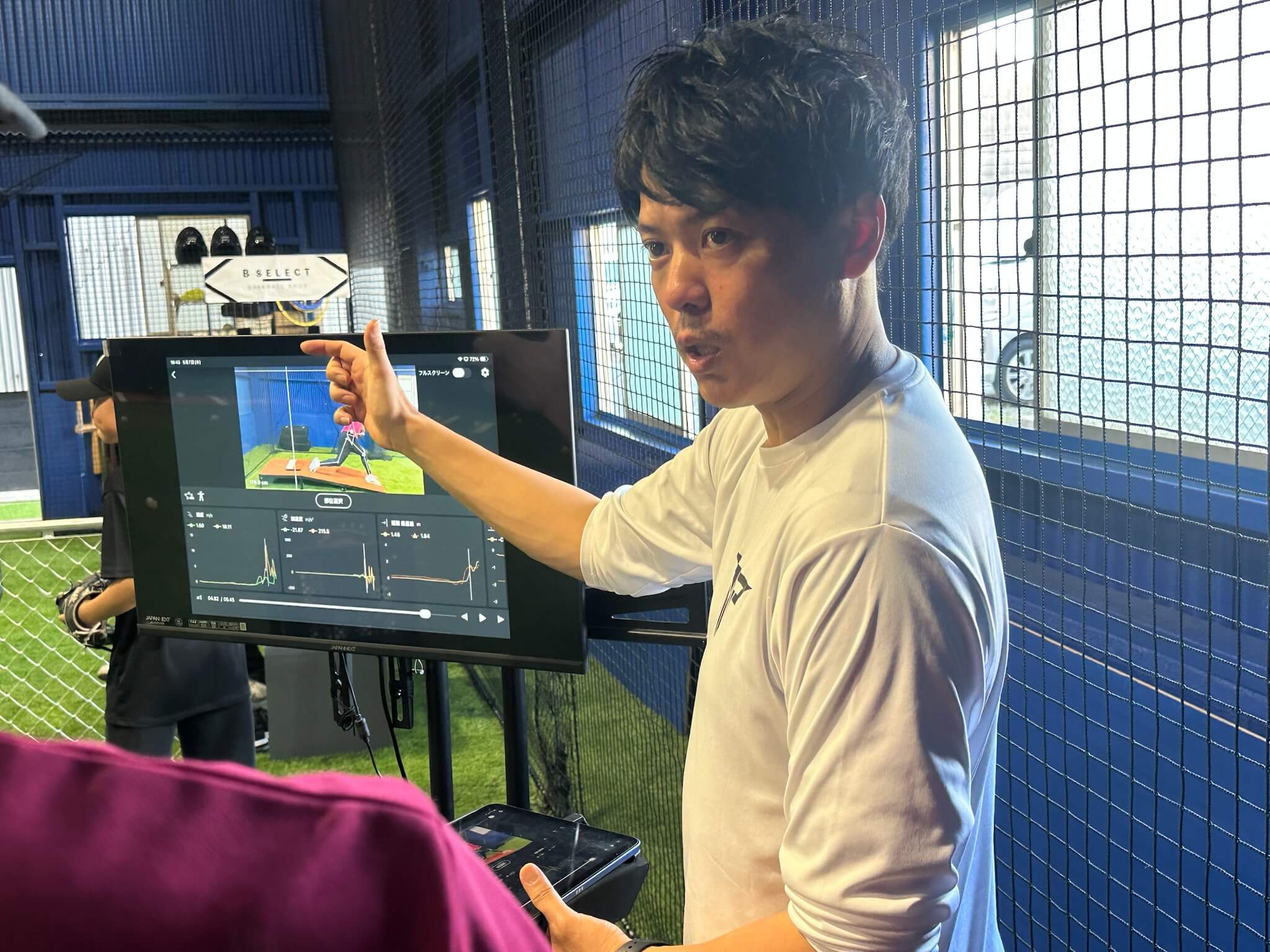 モニターを使った動作解析と測定の様子