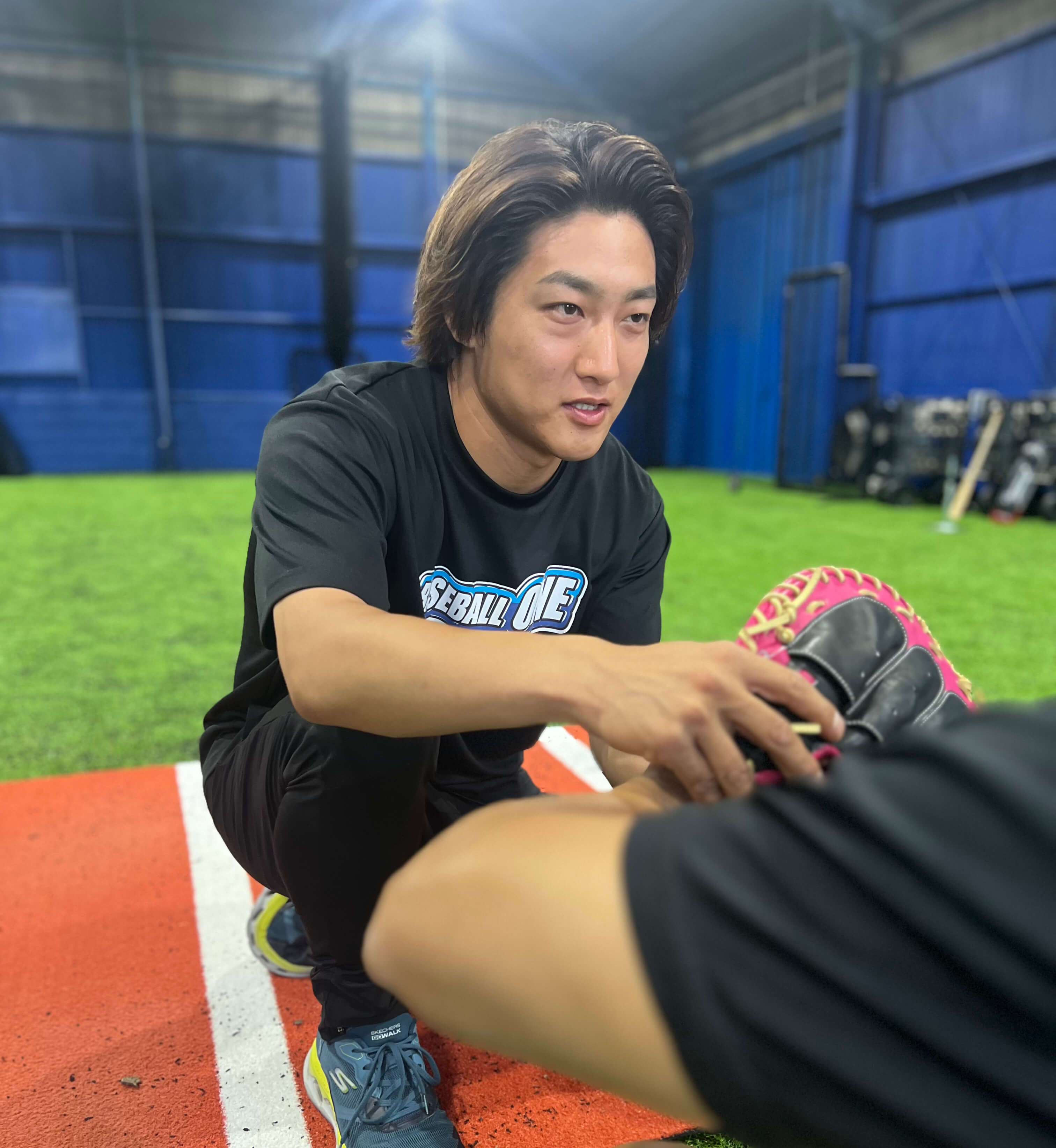 キャッチングをマンツーマンで指導する様子