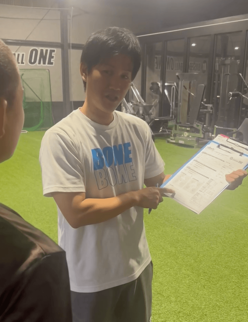 測定結果を確認する選手とスタッフ