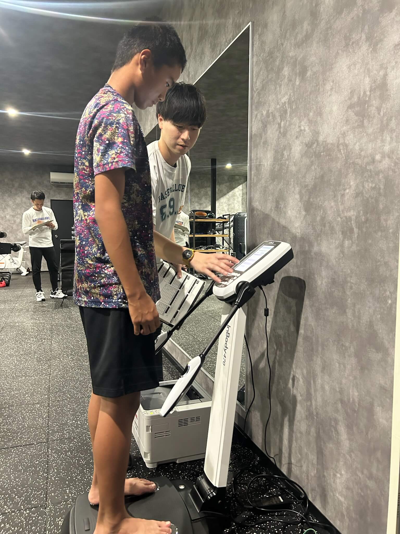 測定を受ける野球選手